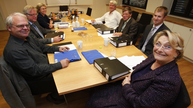  FORTSATT I RIKSPOLITIKKEN:  Ask�y-ordf�rer og tidligere storingsrepresentant Knut Hanselmann i et m�te oktober 2010 om Treholt-saken i EOS-utvalget (Stortingets kontrollorgan med etterretningstjenesten og Politiets sikkerhetstjeneste. Fra venstre rundt bordet: Svein Gr�nnern, Trygve Harvold, Wenche Elizabeth Arntzen, Theo Koritzinsky, Knut Hanselmann og Henrik Magnusson.
FOTO: ERIK JOHANSEN, SCANPIX .