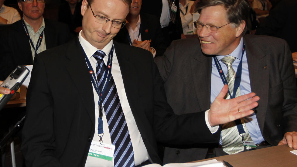  RUTINERTE FRP-ORDF�RERE:  Ask�y-ordf�rer Knut Hanselmann (til h�yre) - som mener Fremskrittspartiet n� m� dempe spr�kbruken i innvandringssp�rsm�l - her i prat med ordf�rer-kollega Terje S�viknes i Os kommune p� Frps landsm�te p� Gardermoen i fjor. FOTO: LISE �SERUD, SCANPIX.