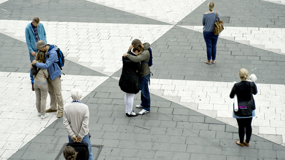 SERGELS TORG: Slik s� det ut p� sergels torg i Stockholm da mennesker over hele Norden holdt ett minutts stillhet for ofrene etter terrorangrepene i Norge. I morgen arrangerer AUFs s�sterparti SSU en stor fakkelmarkering hvor blant annet Sveriges tidligere statsminister Ingvar Carlsson skal holde tale.
Foto: Gunnar Lundmark / Scanpix