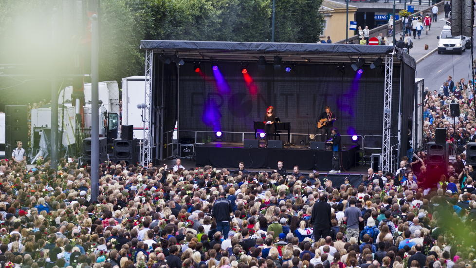 MINNEKONSERT:  P� mandag var rundt 200 000 personer samlet i Oslos gater. P� l�rdag blir det konsert i Oslo Domkirka og p� Ekebergsletta. 
Foto: Vegard Gr�tt / Scanpix