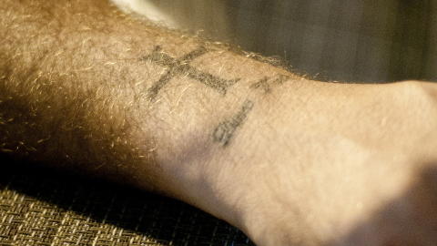 TEMPELRIDDERKORSET: Paul Ray viser fram sin tatovering av tempelridderkorset til Dagbladet. Foto: Thomas Rasmus Skaug/Dagbladet