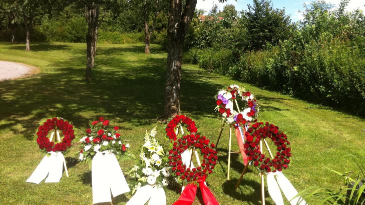 BLOMSTERHILSEN: Dette bildet er tatt f�r seremonien begynte i dag. Foto: H�kon Eikesdal