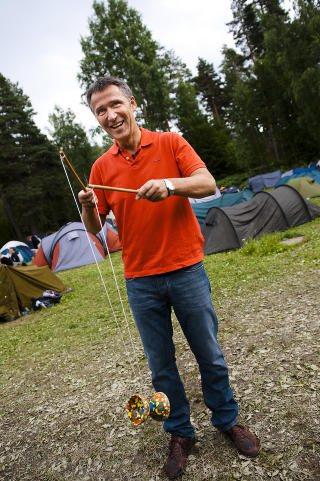 TRIKSER'N: Selv statsministre kan � leke seg p� sommerleir. Her p� Ut�ya i 2009. Foto: H�kon Eikesdal