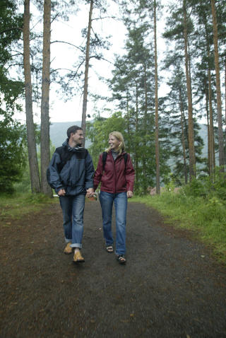 UT�YA, 2003: Statssekret�r Mina Gerhardsen (35) med sin ektemann og dav�rende AUF-nestleder Eirik �wre Thorshaug p� AUF-leir i 2003. Foto: Daniel Sannum Lauten