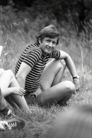FORELSKET SEG: - Jeg s� Hanne p� den andre siden av b�let og det ble kontakt og raskt kj�rlighet, forteller Thorbj�rn Jagland (60) om AUF-leiren da han m�tte - og forelsket seg i - sin kone. Foto: Ole C.H. Thomassen