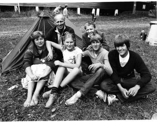 TIL UNGDOMMEN: Thorvald Stoltenberg og Einar F�rde m�ter ungdommen, juli 1983. - Ut�ya var, og vil v�re, slik det h�res ut n�r mellom seks og sju hundre ungdom samles og blir kjent, snakker politikk, har ferie og blir forelsket, sier Stoltenberg til Dagbladet FREDAG. Foto: Inge Ove Tysnes