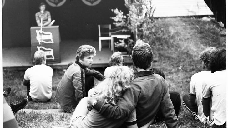 POLITIKK, DEBATT, KJ�RLIGHET: For AUFere har Ut�ya v�rt selve sommerparadiset. Stedet man kommer for � snakke, diskutere og debattere. Men ogs� for � bare v�re sammen. Det er d�t Ut�ya handler om. Foto: Ole C.H. Thomassen