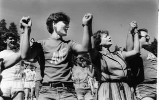 H�ND I H�ND: Ut�ya er samhold, vennskap og sang. Foto: Ole C.H. Thomassen