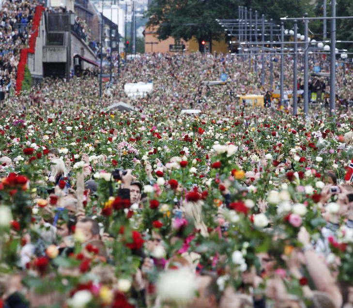 ROSESVAR: Minst 150 000 mennesker samlet seg p� R�dhusplassen i Oslo i en rosemarsj. Foto: Erlend Aas / Scanpix