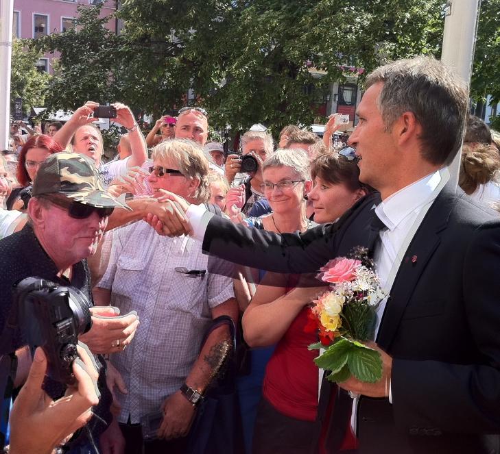 - ST�RRE �PENHET: Statsminister Jens Stoltenberg lovet st�rre �penhet og mer demokrati etter angrepet. Dette bildet er tatt n�yaktig en uke etter angrepet, klokka 15.25 i dag. Foto: �istein Norum Monsen/Dagbladet