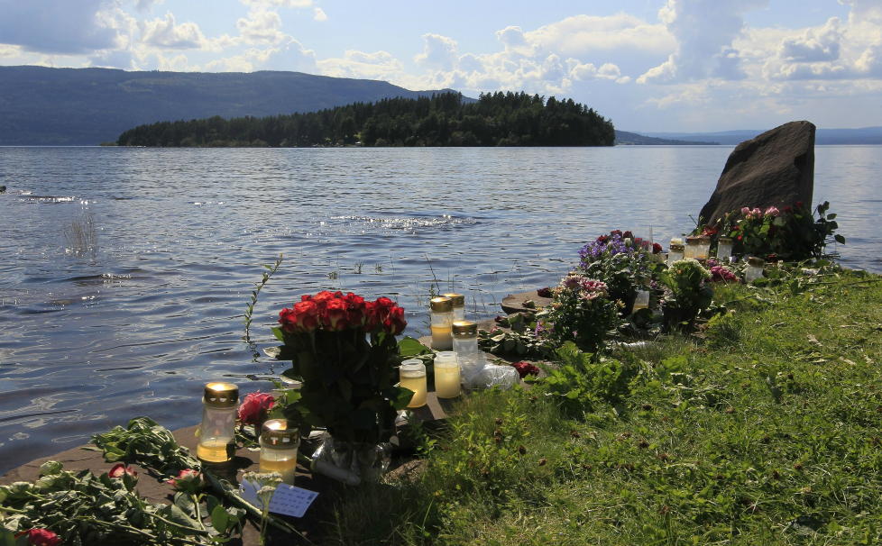  MINNER OFRENE: Fredag, p� slaget 18.00, ble det oppfordret til et minutts stillhet p� Twitter og Facebook. Foto: Terje Bendiksby/Scanpix