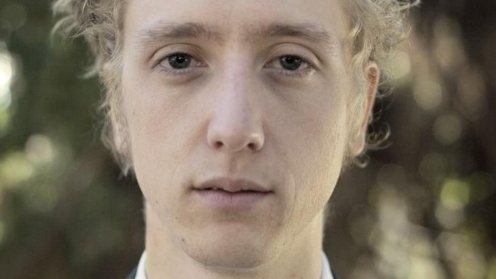 S�RGESANG: Da Jonas Alaska (23) var 17 �r druknet en slektning av ham. Den siste uka har de samme f�lelsene kommet tilbake. I dag framf�rte han sin nye l�t �Wrote a song for you� til de p�r�rende etter tragedien forrige fredag. Foto: Kaja Bruskeland