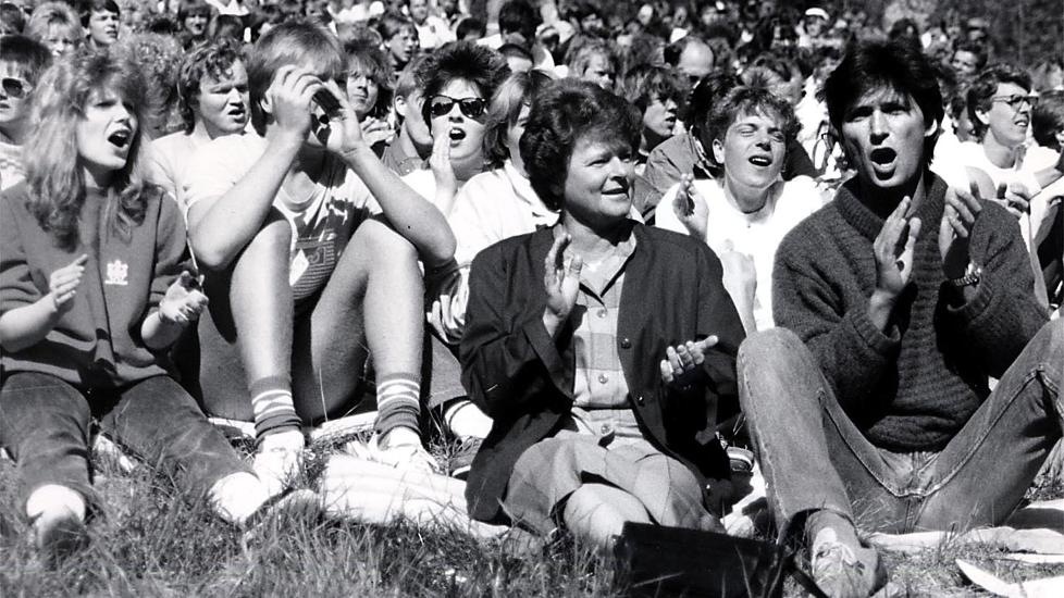 AUF-SKOLEN: Jens Stoltenberg og Gro Harlem Brundtland p� Ut�ya i Tyrifjorden sommeren 1988. (Foto: Scanpix)