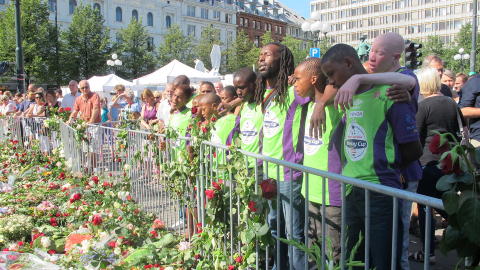 SANG OG BA: Bob Nameng og barna fra Kliptown la blomster og viste sin respekt for terrorofrene i Oslo og p� Ut�ya utenfor Oslo Domkirke. Foto: Morten Pedersen