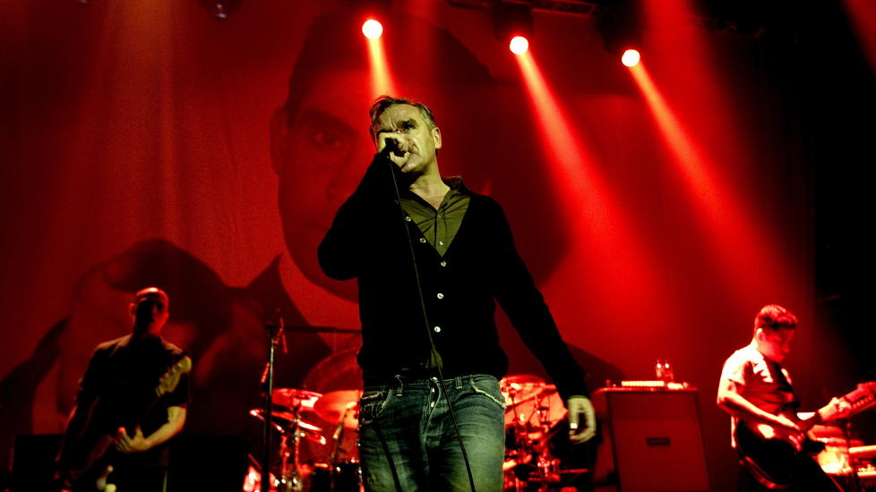 TAR IKKE SELVKRITIKK: P� tross av sv�rt kraftige reaksjoner etter at britiske Morrissey sammenliknet Ut�ya-drap med hurtigmat. Her er Moz p� Sentrum Scene i Oslo i 2009. FOTO: HENNING LILLEG�RD