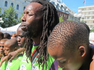 R�RENDE: Bob Nameng og barna fra Kliptown ba og sang en sang for terrorofrene. Foto: Morten Pedersen