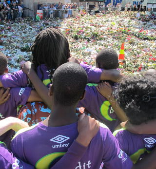 BLOMSTERHAV: SKY-barna og Bob ser p� blomsterhavet utenfor Oslo Domkirke. Foto: Morten Pedersen