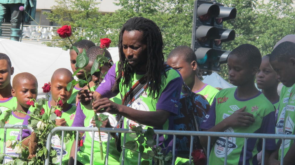 - THIS IS BEAUTIFUL, MAN: Bob Nameng og barna fra Kliptown la blomster og viste sin respekt for terrorofrene i Oslo og p� Ut�ya utenfor Oslo Domkirke. Foto: Morten Pedersen