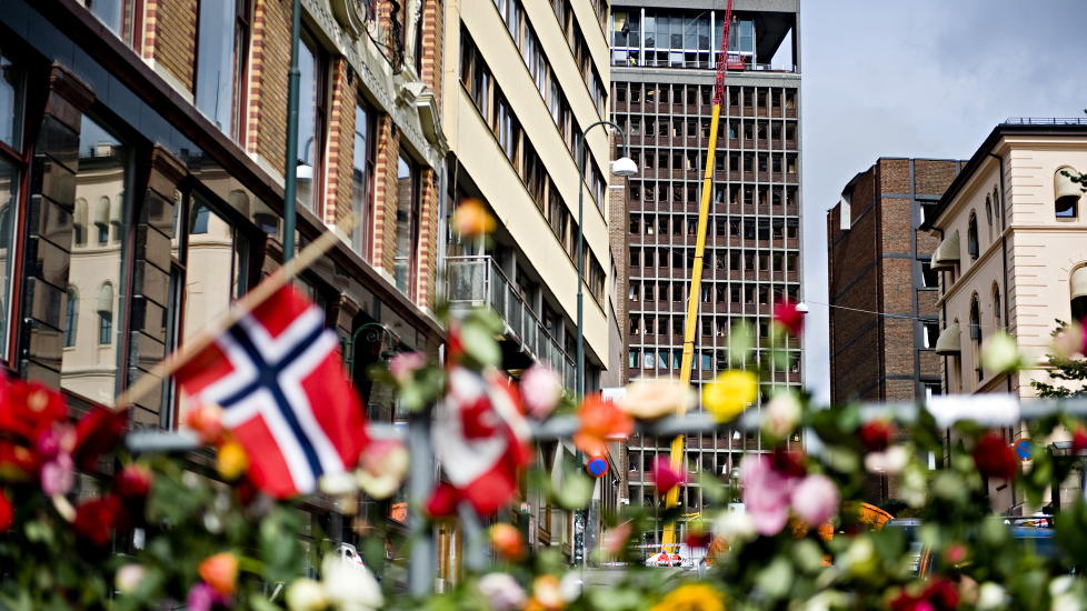 M�T DEM: Etter blomstertoget fyltes byen med blomster. Det vi kan gj�re n� er � fylle nettstedene med motytringer til hat og aggresjon. Foto: Benjamin A. Ward