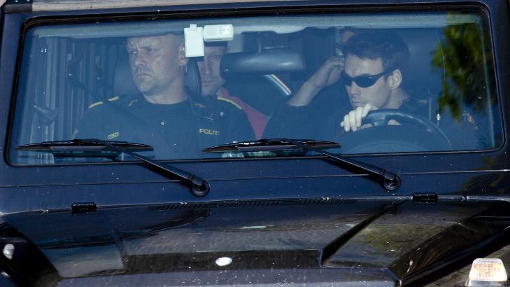 AVH�RT I DAG: Anders Behring Breivik ankom Politihuset p� Gr�nland for nye avh�r kledd i r�dt. Dette er et av kravene han har stilt til politiet. Foto: Roger Vikstr�m/Expressen