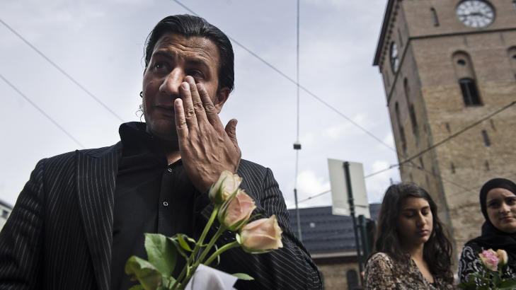 S�RGER: Generalsekret�r i Islamsk R�d Norge,  Mehtab Afsar, la ned blomster sammen med sin familie utenfor Oslo Domkirke etter terrorangrepet. Foto: Aleksander Andersen / Scanpix