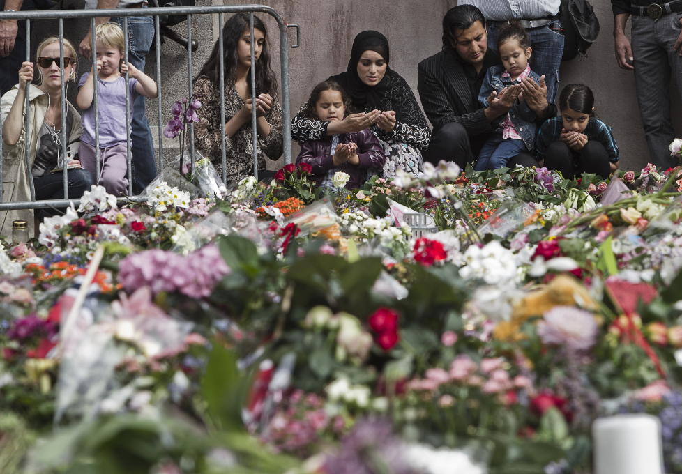 LA NED BLOMSTER: - Det er viktig at vi deler smerten med de som har mistet sine kj�re. Vi m� vise solidaritet, varme og n�rhet, sier generalsekret�r Mehtab Afsar i Islamsk R�d Norge.
Foto: Aleksander Andersen / Scanpix