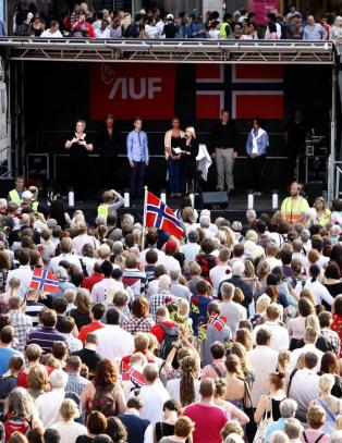 Tusenvis hedret ofrene i Stockholm