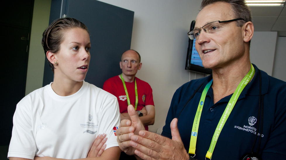 SEKS UT�VERE: Ingvild Snildal og landslagssjef Petter L�vberg snakker med Pressen etter Snildals 50 meter butterfly kvalifisering under verdensmesterskapet i sv�mming i Shanghai fredag formiddag. Landslagstrener Petter L�vberg (52) h�per han kan innstille seks ut�vere til OL i London om ett �r. Foto: Christian Thomassen / Scanpix