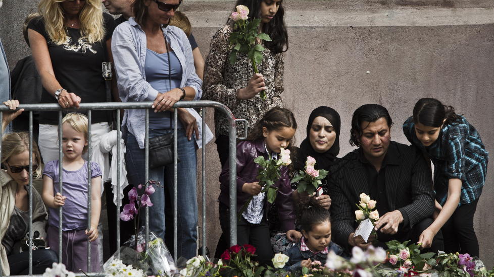 SAMMEN: Gjennom tragedien har folk innsett at v�rt viktigste vern mot at noe liknende skal skje i framtida er at vi slutter rekkene, skriver Marte Michelet. Her er generalsekret�r i Islamsk R�d i Norge, Mehtab Afsar, sammen med sin familie og andre s�rgende utenfor Oslo Domkirke. Foto: Aleksander Andersen/Scanpix