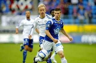 SVINGER I PRESTASJONENE: H�vard Nielsen fikk ikke til noe mot Moldes h�yreback Joshua Gatt p� l�rdag, og ble byttet ut i pausen. 
Foto: Svein Ove Ekornesv�g / Scanpix