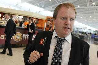 FORN�YD: Fotballpresident Yngve Hall�n er str�lende forn�yd med motstanderne Norge m�ter i den kommende VM-kvalifiseringen.Foto: Erlend Aas / Scanpix