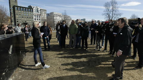 DEMONSTRERTE 9. APRIL: 9. april arrangerte NDL en demonstrasjon ved Akershus festning i Oslo. Flere pressefolk enn sympatisører dukket opp da medlemmene ville demonstrere mot sharia og islam. Etter terrorangrepene sier NDL de har skrinlagt planer om flere demonstrasjoner i Norge. Lena Andreassen (til venstre) er nå ute av organisasjonen.
Foto: Erlend Aas / Scanpix DEMONSTRERTE 9. APRIL: 9. april arrangerte NDL en demonstrasjon ved Akershus festning i Oslo. Flere pressefolk enn sympatisører dukket opp da medlemmene ville demonstrere mot sharia og islam. Etter terrorangrepene sier NDL de har skrinlagt planer om flere demonstrasjoner i Norge. Lena Andreassen (til venstre) er nå ute av organisasjonen.
Foto: Erlend Aas / Scanpix