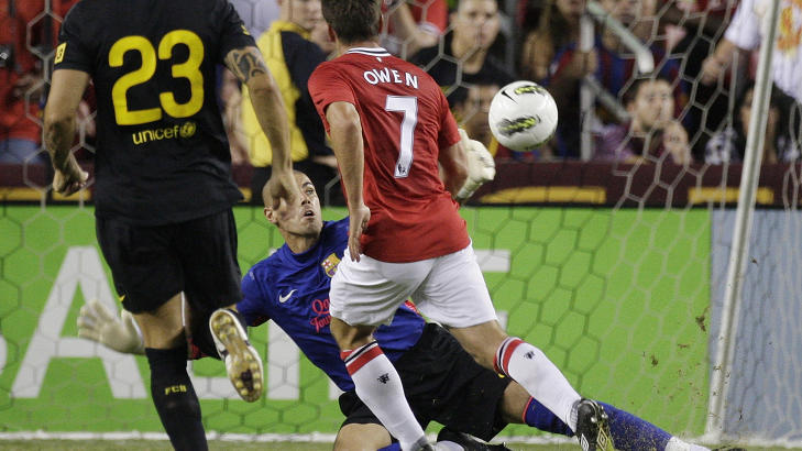 KLINISK: Michael Owen hadde knapt v�rt borti ballen da Tom Cleverley sendte ham alene igjennom med Victor Valdes. 31-�ringen var like iskald som i glansdagene og s�rget dermed for at Manchester United slo Barcelona 2-1 i Washington DC. Foto:  SCANPIX/REUTERS/Jonathan Ernst
