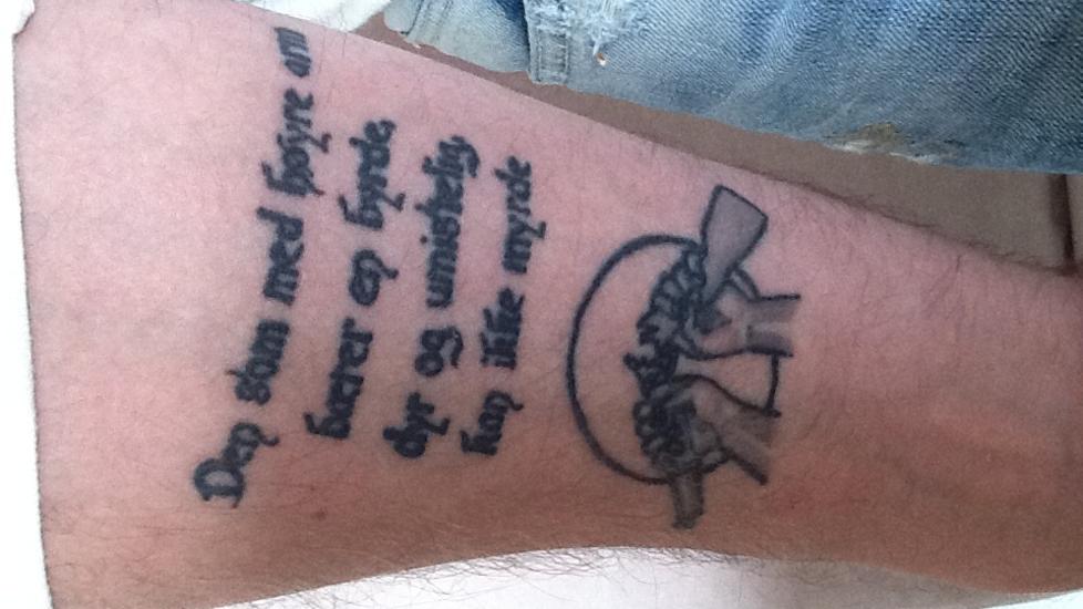  12. VERS:  Ole Marius R�sten tatoverte det 12. verset av Til ungdommen for halvannet �r siden. Fredag komer det 14. verset p� den andre armen. Foto: Privat.
