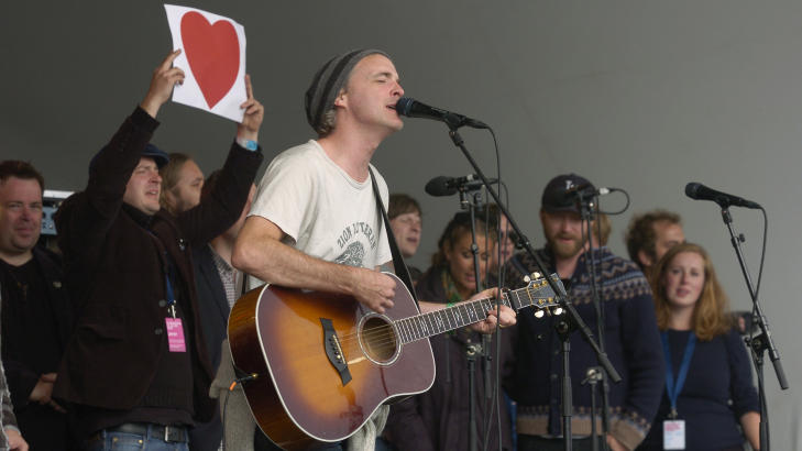 ALLSANG: Flere av artistene som hadde konserter stilte opp p� allsang under minnemarkeringen da Fran Healy sang �Sing�. 
Foto: FRIDGEIR WALDERHAUG/DAGBLADET