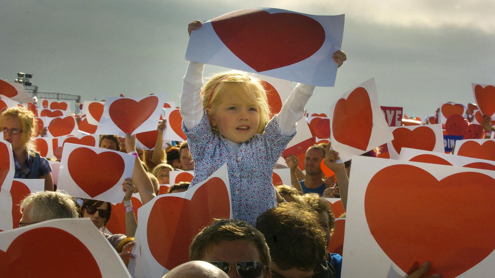 STRAKTE HJERTER OPP MOT HIMMELEN: Festivalen hadde trykket opp tusenvis av papirhjerter som folk strakte opp mot himmelen under minnemarkeringen. Foto: FRIDGEIR WALDERHAUG/DAGBLADET