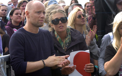 MINNEMARKERING: Aksel Hennie og Tone Damli Aaberge under minnemarkeringen. Foto: FRIDGEIR WALDERHAUG/DAGBLADET