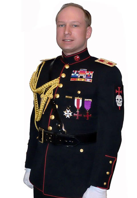 - POSERING: Anders Behring Breivik ser p� seg selv som en ridder, men dreper uskyldige og utleverer sine venner og familie, skriver filosof Lars Fredrik Svendsen i en kronikk. Det er ett av mange eksempler p� skrikende selvmotsigelser i massemorderens s�kalte manifest.
