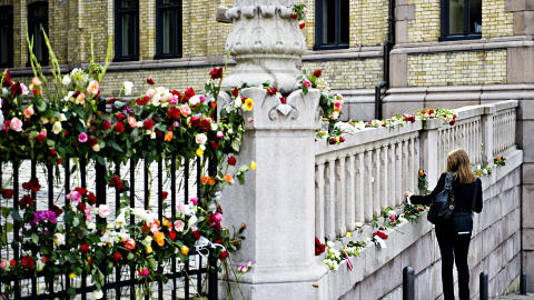 PYNTET MED BLOMSTER: Inngangen til Stortinget er dekorert med roser og blomster etter de grufulle angrepene fredag 22. juli. Foto: Benjamin A. Ward / Dagbladet