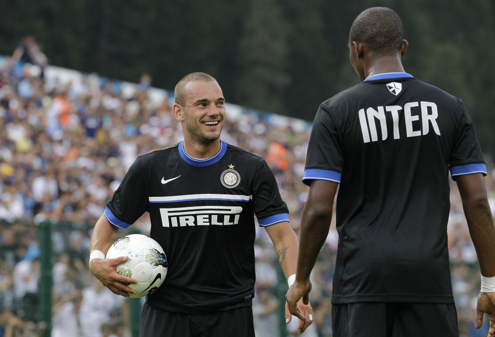 HINTER OM OVERGANG: Wesley Sneijder (t.v.) har gjentatte ganger blitt koblet til en overgang til Manchester United. N� �pner han for en overgang - om enn p� en noe kryptisk m�te.Foto: SCANPIX/AP Photo/Luca Bruno
