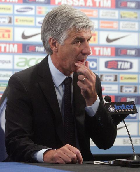 FORHOLDER SEG TIL REALITETENE: Inter-sjef Gian Piero Gasperini sier han ikke vet noe eller bryr seg om Manchester United har kommet med et tilbud til Wesley Sneijder. Han forholder seg til at nederlenderen er under kontrakt med den italienske storklubben.Foto: SCANPIX/EPA/MATTEO BAZZI