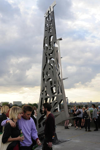  SKULPTURPARK:  Tiende etasje i parkeringshuset byr p� kunst, utsikt, servering og god stemning. Skulpturen �Falcon Wing� er en del av serien �The Price of Danger�, laget av den franske kunstneren Camille Henrot.