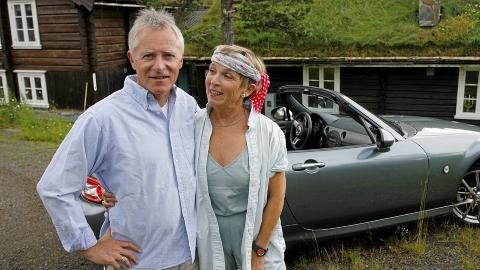 MED NYKJ�PT CAB: - Det er deilig med v�r i �pen bil, synes Peter og Eli Gulbrandsen. FOTO: P�l Andr� Skogen.