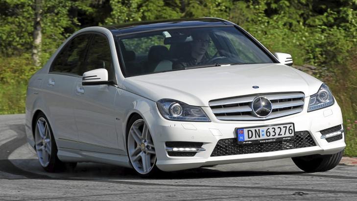 NY MODELL: Salgstallene viser at nye og oppdaterte modeller selger bedre enn gamle. Mercedes C-klasse har hatt en stor �kning sammenlignet med fjor�ret. FOTO: Terje Bj�rnsen