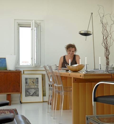 JOBB OG HJEM: - Flommen av dagslys inn i det gamle atelieret gjorde det til et utmerket sted til b�de � oppholde seg og arbeide i, sier arkitekt Cecilie Wille. Transparente Kartell La Marie plaststoler designet av Philippe Starck. FOTO: Nils Petter Dale