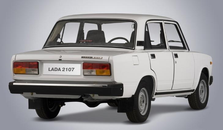 FIRKANTET: Det er ikke alle bilmodeller forunt � kunne feire sin 41-�rsdag. Men n� stoppes produksjonen. Foto: LADA