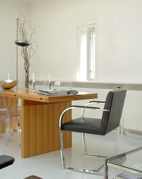 LANGBORD OMGITT AV KULE STOLER: Ved enden av Cassina-bordet i ask st�r Mies van der Rohes Brno-stol i skinn og st�lr�r. Den ble tegnet i 1930 og utrykker hans �nske om ekstrem estetisk klarhet og funksjonalitet. FOTO: Nils Petter Dale
