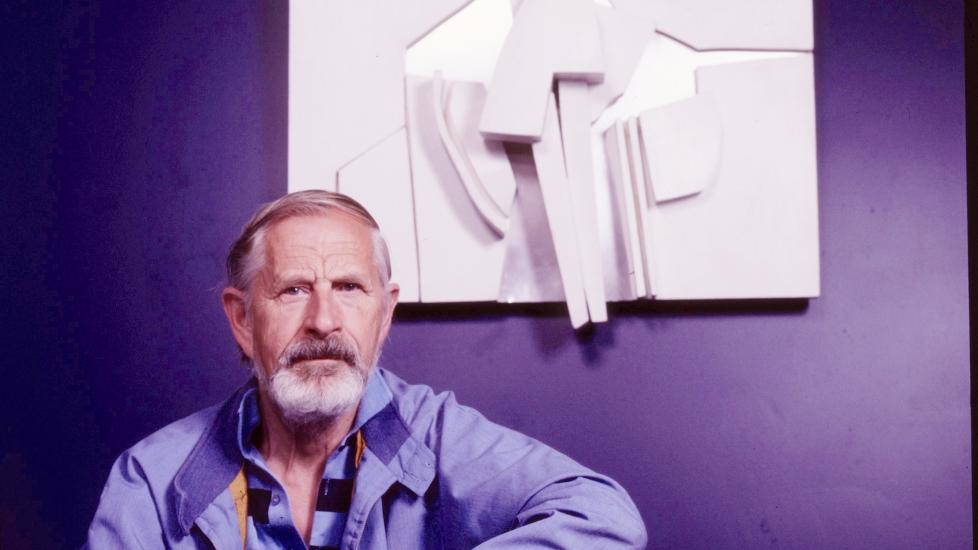 METALLENES BETVINGER: Kunstneren J�rleif Uthaug ble kalt metallenes betvinger. Han har laget over 40 monumentale kunstverk som pryder offentlige rom og institusjoner over hele Norge. Foto fra boka