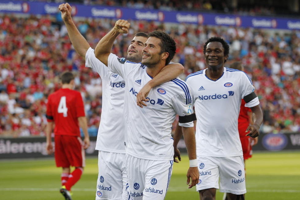 �PNET FESTEN: V�lerengas Lars Iver Strand (i midten) jubler for sin 1-0 scoring sammen med Adnan Haidar (t.v.) og Yssouf Kone i vennskapskampen i fotball mot Liverpool. Foto: H�kon Mosvold Larsen / Scanpix