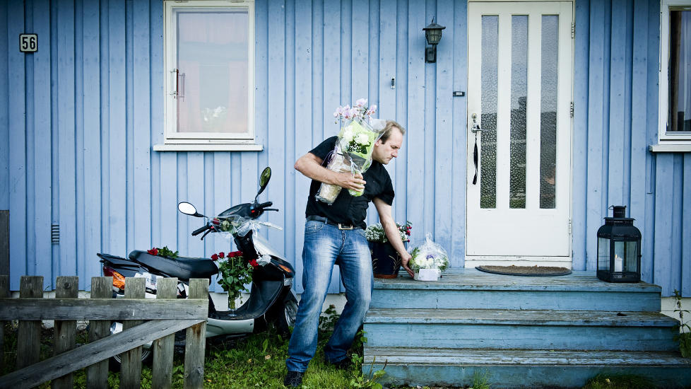 ROSEMOPED: - Mopeden var Andreas. Det har ungdommen skj�nt, og dekorer den med roser hver dag, sier Bj�rn Inge Dalby som mistet s�nnen, Andreas, under Ut�ya-massakren for halvannen uke siden. Foto: Benjamin A. Ward/Dagbladet